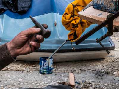 �Quelli dalla punta pi� larga e piatta servono per inserire la canapa o la stoppa tra le sconnessioni delle assi, quello pi� piccolo invece per spingere le teste dei chiodi all�interno del legno�, ci illustra l�artigiano